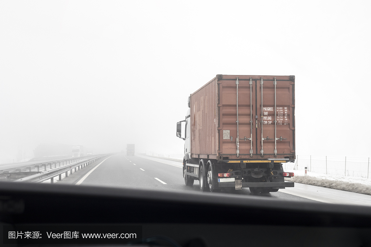 冬季公路上的半卡車運輸