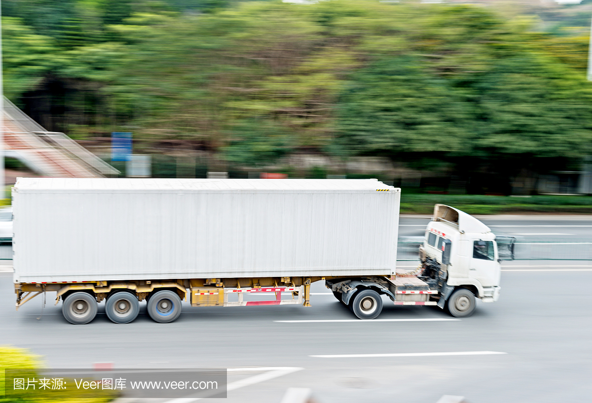 白色貨車在路上行駛